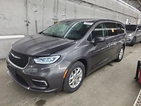 Used 2023 Chrysler Pacifica Touring-L FWD image 2