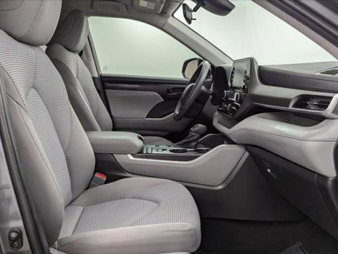 Used 2021 Toyota Highlander L image 22