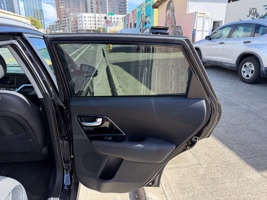 Used 2022 Kia Niro EX FWD image 11