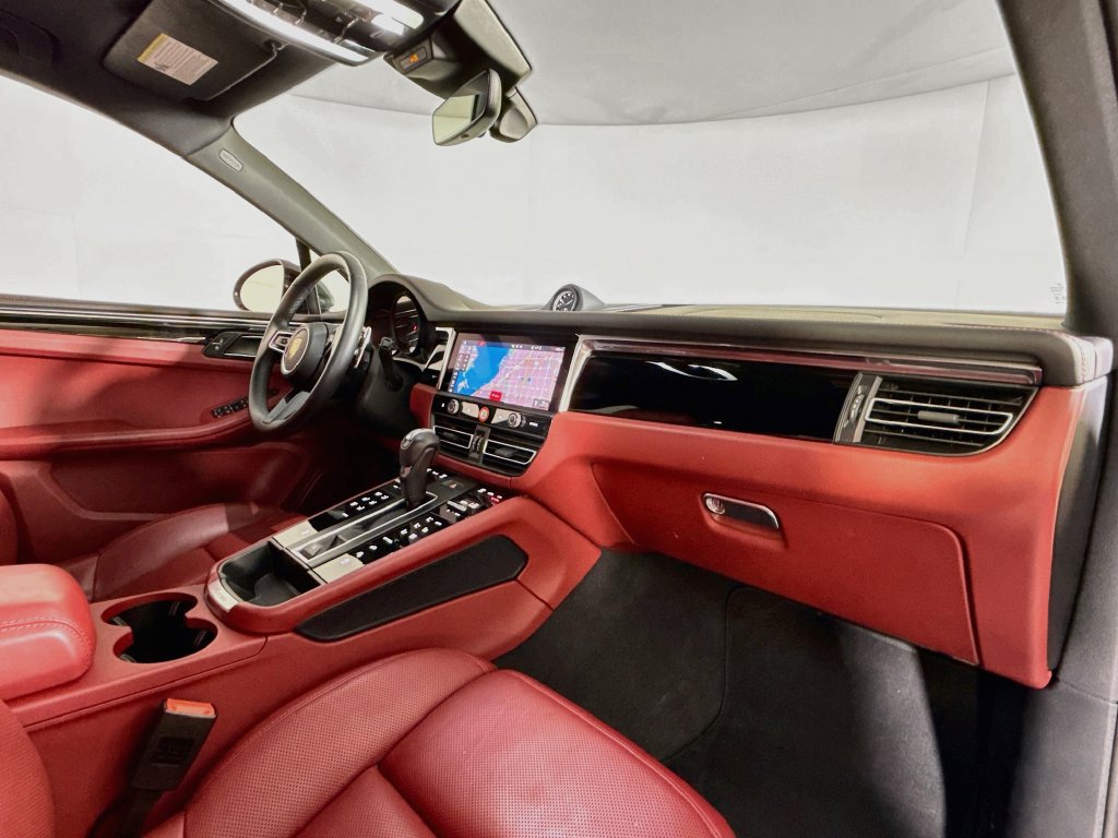 Certified 2025 Porsche Macan AWD/4WD image 17