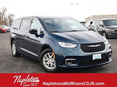 Used 2025 Chrysler Pacifica Select