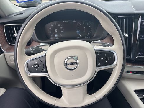 Used 2021 Volvo XC60 T5 Momentum w/ Premium Package image 25