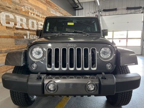 Used 2017 Jeep Wrangler Unlimited Sahara w/ Connectivity Group AWD/4WD image 27