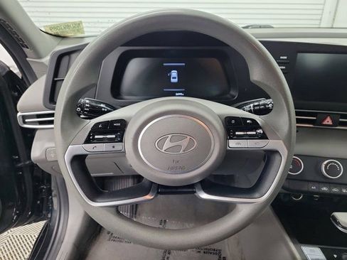 Used 2025 Hyundai Elantra SE image 24