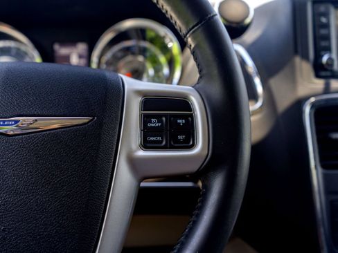 Used 2015 Chrysler Town & Country Touring FWD image 14