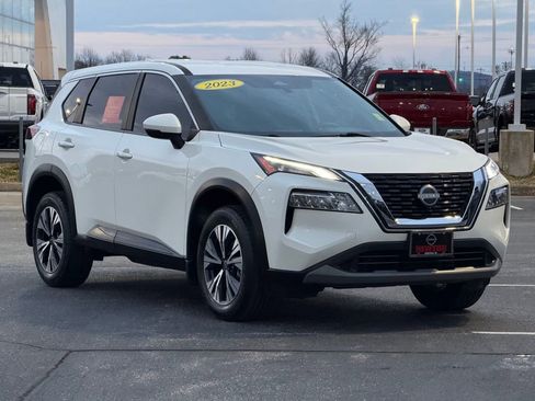 Used 2023 Nissan Rogue SV image 2