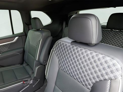 New 2026 GMC Acadia Denali w/ Super Cruise Package image 24