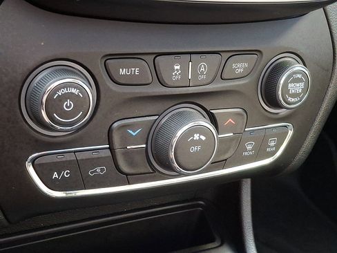 Certified 2021 Jeep Cherokee Latitude Lux w/ Sun & Sound Group image 16