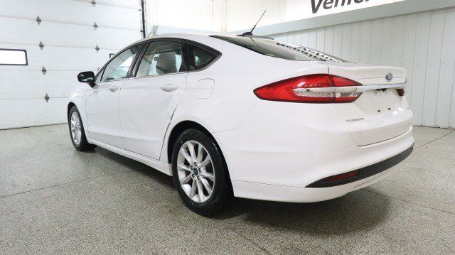 Used 2017 Ford Fusion SE FWD image 3