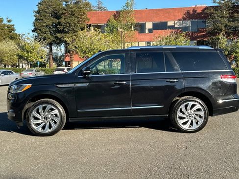 Used 2024 Lincoln Navigator Premiere AWD/4WD image 7