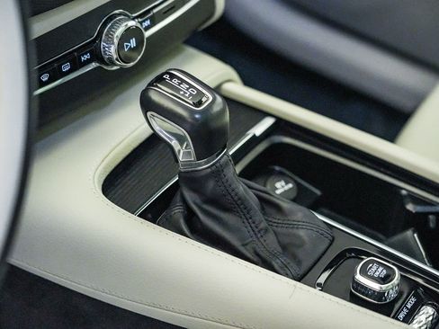 Used 2020 Volvo XC90 T5 Momentum w/ Protection Package Premier AWD/4WD image 21