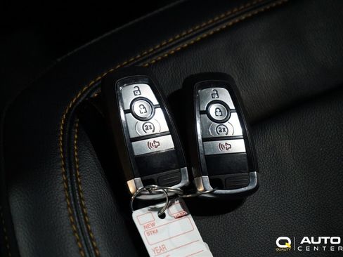 Used 2023 Ford Bronco Badlands image 28