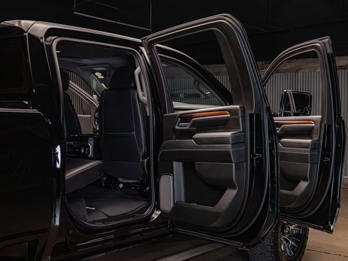 Used 2025 GMC Sierra 3500 Denali w/ Denali Reserve Package image 32