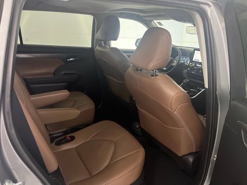 Used 2025 Toyota Highlander Limited AWD/4WD image 23
