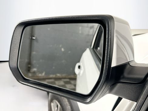 Used 2023 GMC Acadia SLE w/ Driver Convenience Package image 16