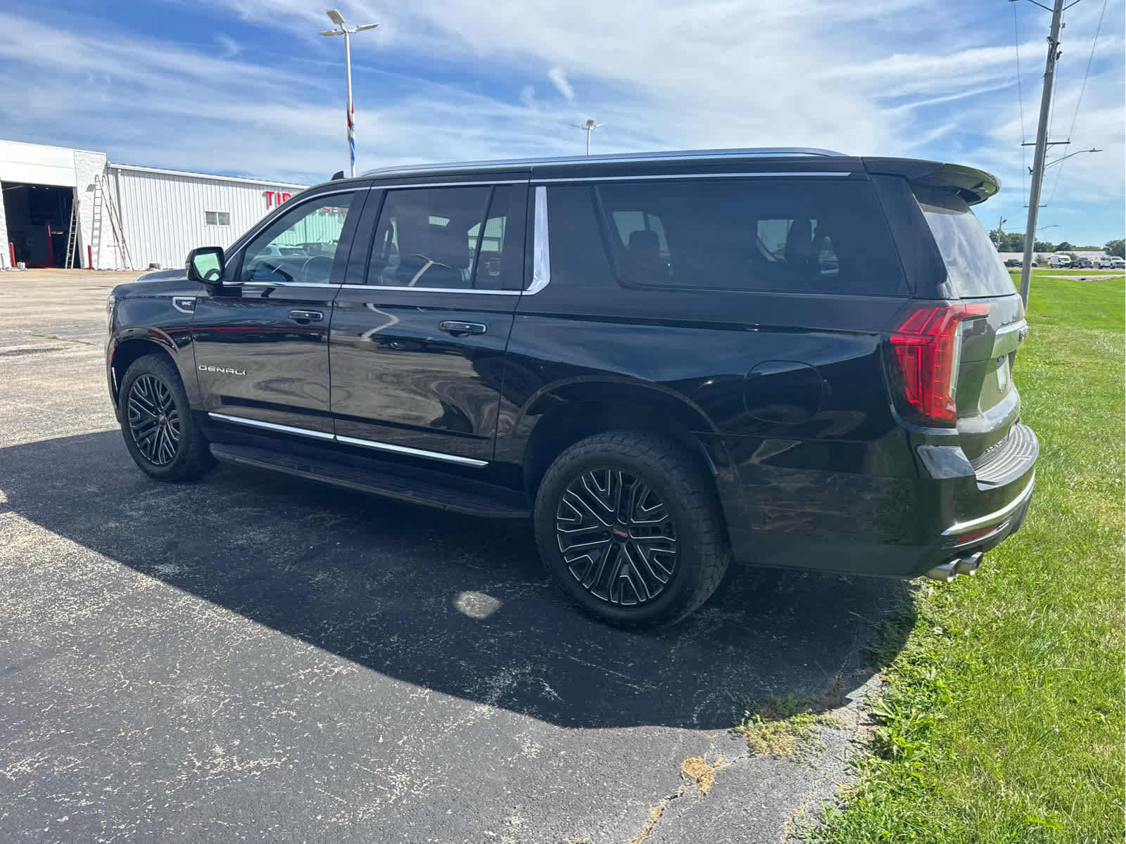 Used 2021 GMC Yukon XL Denali RWD image 3