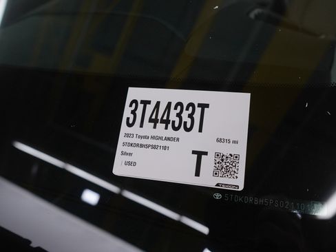 Used 2023 Toyota Highlander LE image 32