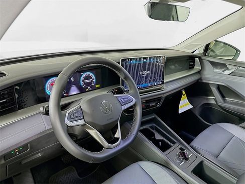 Used 2025 Volkswagen Tiguan SE image 10