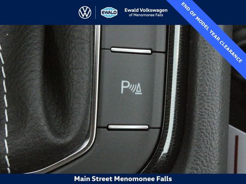Used 2025 Volkswagen Taos SE image 17