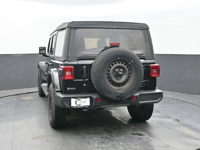 Used 2018 Jeep Wrangler Unlimited Sahara w/ Safety Group AWD/4WD image 4