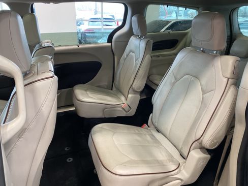 Used 2020 Chrysler Pacifica Limited image 28
