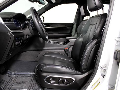 Used 2023 Jeep Grand Cherokee Overland w/ Advanced Protech Group III image 26