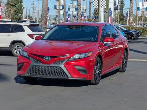 Used 2020 Toyota Camry image 3