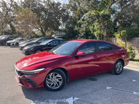 Used 2024 Hyundai Elantra SEL image 3