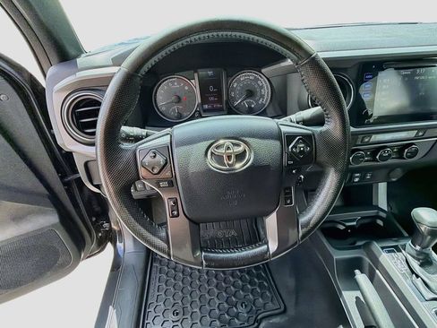 Used 2018 Toyota Tacoma TRD Off-Road AWD/4WD image 11