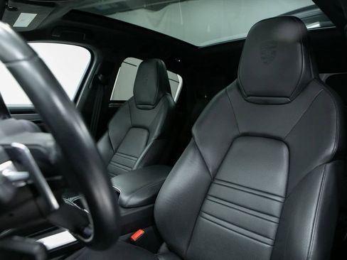 Certified 2022 Porsche Cayenne Turbo image 5