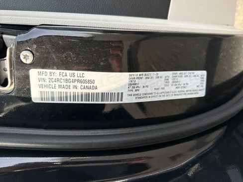 Used 2023 Chrysler Pacifica Touring-L image 28