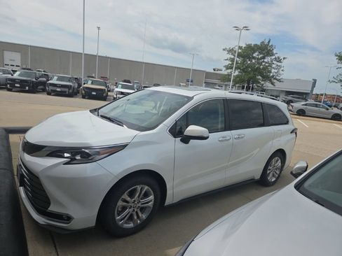 Used 2022 Toyota Sienna Platinum AWD/4WD image 5