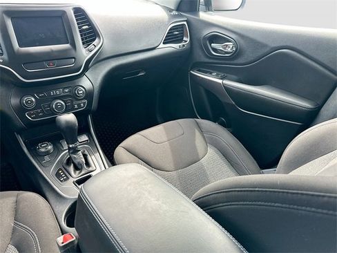 Used 2019 Jeep Cherokee Latitude w/ Cold Weather Group image 21