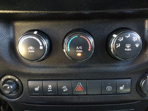 Used 2017 Jeep Wrangler Unlimited Sahara w/ Connectivity Group AWD/4WD image 32