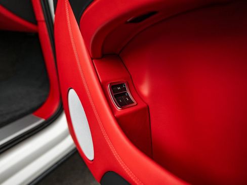 Used 2025 Bentley Bentayga image 30