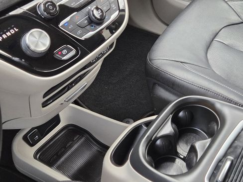 Used 2022 Chrysler Pacifica Touring-L w/ Uconnect Theater Family Group image 9