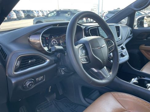 Used 2023 Chrysler Pacifica Pinnacle image 9