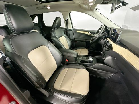 Used 2022 Ford Escape Titanium w/ Titanium Premium Package FWD image 38