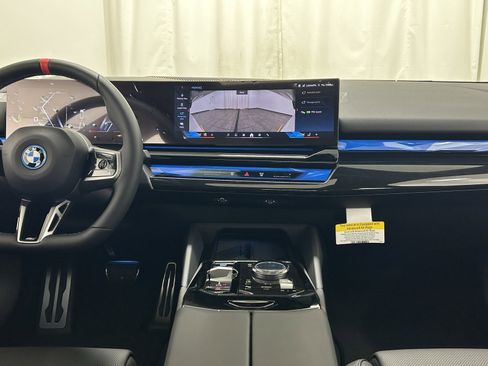 Used 2025 BMW i5 M60 w/ Premium Package image 9