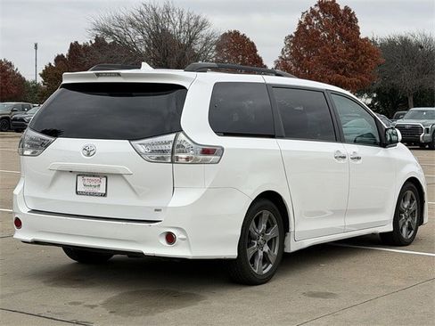 Used 2018 Toyota Sienna SE image 4