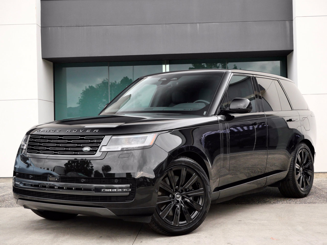 Used 2025 Land Rover Range Rover SE AWD/4WD image 3