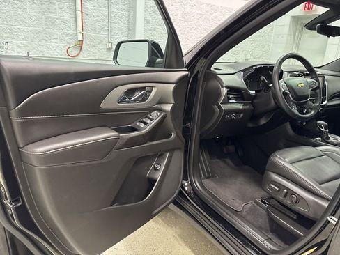 Used 2023 Chevrolet Traverse LT w/ Rear Camera Mirror Package image 13