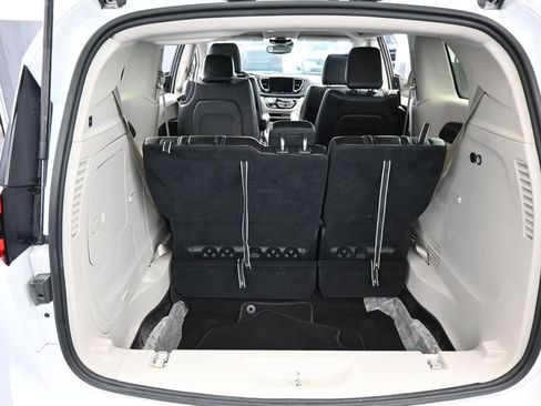 Used 2023 Chrysler Pacifica Touring-L FWD image 40