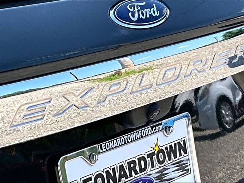 Certified 2022 Ford Explorer Limited w/ Equipment Group 301A AWD/4WD image 31