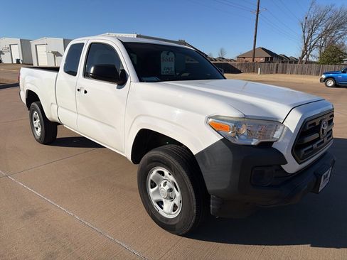 Used 2016 Toyota Tacoma SR5 image 9