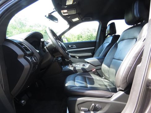 Used 2018 Ford Explorer XLT w/ Equipment Group 202A AWD/4WD image 10