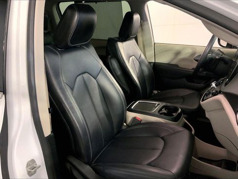 Used 2024 Chrysler Pacifica Touring-L FWD image 7