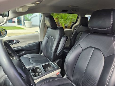 Used 2024 Chrysler Pacifica Limited FWD image 23