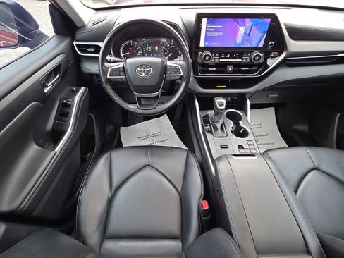 Certified 2024 Toyota Highlander XLE image 6