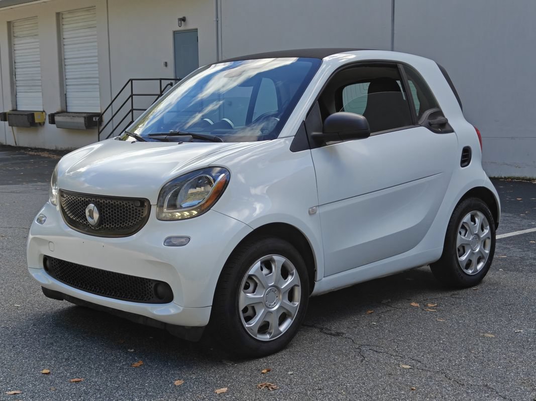 Used 2017 smart fortwo pure RWD image 7